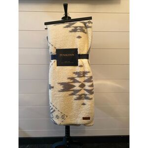 Pendleton Icon Sherpa Throw Blanket 50" X 70" Grey Ivory Plush Aztec Warm